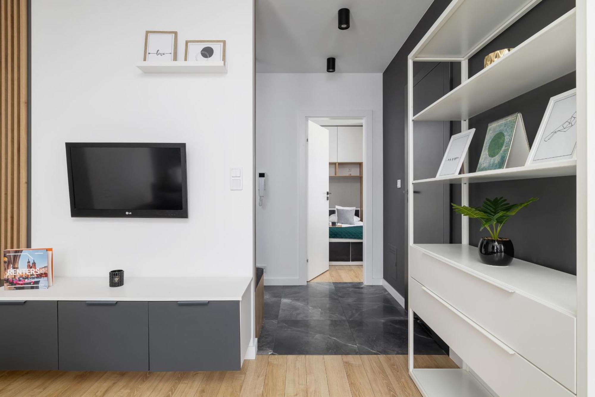 Elegant In Cracow With Balcony, Parking And Desk By Renters Apartment Krakow